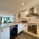 Balcony Free Parking Huge Tv City Centre Apt